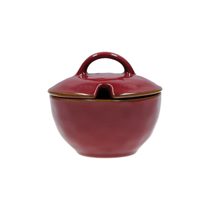 Zuccheriera con coperchio in porcellana di colore rosso malaga. Colori e forme moderne si mescolano con armonia ed elementi della tradizione. Dimensioni: Ø 11 cm, 250 cc. In negozio e online su tuttochic.live