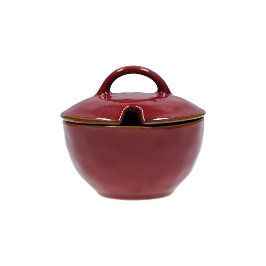 Zuccheriera con coperchio in porcellana di colore rosso malaga. Colori e forme moderne si mescolano con armonia ed elementi della tradizione. Dimensioni: Ø 11 cm, 250 cc. In negozio e online su tuttochic.live