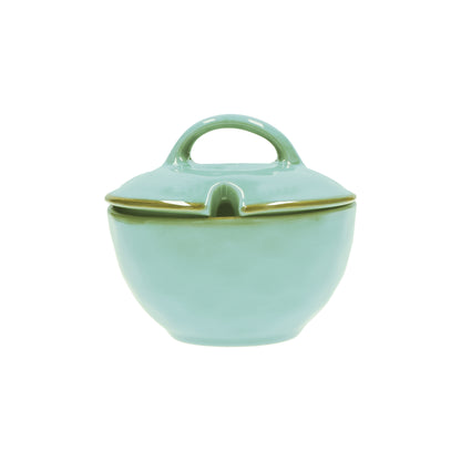 Zuccheriera con coperchio in porcellana di colore verde acqua. Colori e forme moderne si mescolano con armonia ed elementi della tradizione. Dimensioni: Ø 11 cm, 250 cc. In negozio e online su tuttochic.live