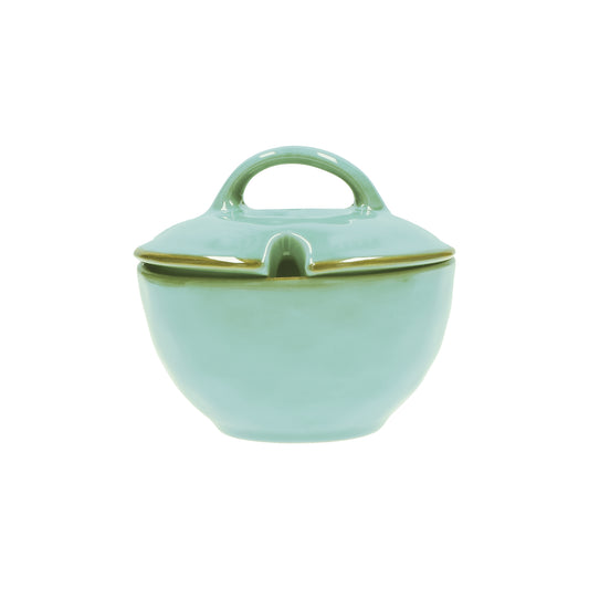 Zuccheriera con coperchio in porcellana di colore verde acqua. Colori e forme moderne si mescolano con armonia ed elementi della tradizione. Dimensioni: Ø 11 cm, 250 cc. In negozio e online su tuttochic.live