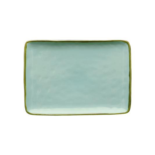 Vassoio rettangolare in porcellana di colore verde acqua. Colori e forme moderne si mescolano con armonia ed elementi della tradizione. Dimensioni: cm 27 x 19. In negozio e online su tuttochic.live