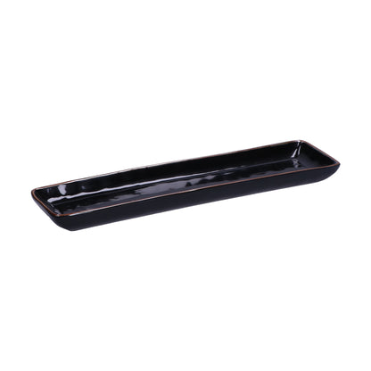 Vassoietto rettangolare in porcellana di colore nero. Colori e forme moderne si mescolano con armonia ed elementi della tradizione. Dimensioni: cm 32 x 8 Materiali: Stoneware Lavabile in lavastoviglie Utilizzabile in microonde. In negozio e online su tuttochic.live