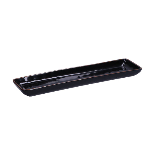 Vassoietto rettangolare in porcellana di colore nero. Colori e forme moderne si mescolano con armonia ed elementi della tradizione. Dimensioni: cm 32 x 8 Materiali: Stoneware Lavabile in lavastoviglie Utilizzabile in microonde. In negozio e online su tuttochic.live