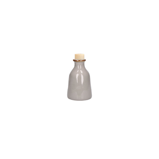Contenitore bottiglia in gres porcellanato di colore grigio perla. Dimensioni e capacità: 250 ml Un contenitore per l’olio, per il vino, per i fiori o per qualsiasi cosa suggerisca la tua fantasia. Orci di Concerto,per arricchire e completare la mise en place. In negozio e online su tuttochic.live 