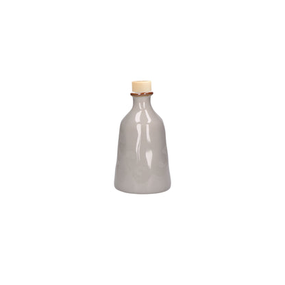 Contenitore bottiglia in gres porcellanato di colore grigio perla. Dimensioni e capacità: 500 ml Un contenitore per l’olio, per il vino, per i fiori o per qualsiasi cosa suggerisca la tua fantasia. Orci di Concerto,per arricchire e completare la mise en place. In negozio e online su tuttochic.live 