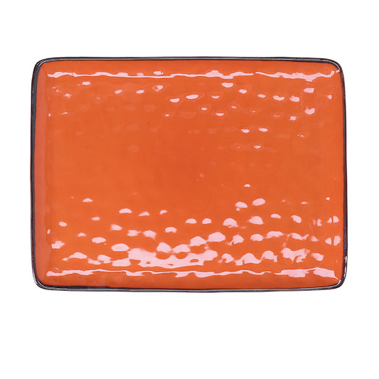 Vassoio rettangolare in porcellana di colore arancione. Colori e forme moderne si mescolano con armonia ed elementi della tradizione. Dimensioni: cm 36 x 26,5 Materiali: Stoneware Lavabile in lavastoviglie. Utilizzabile in microonde. In negozio e online su tuttochic.live