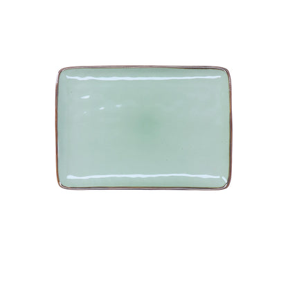 Vassoio rettangolare in porcellana di colore tè verde. Colori e forme moderne si mescolano con armonia ed elementi della tradizione. Dimensioni: cm 27 x 19 Materiali: Stoneware Lavabile in lavastoviglie Utilizzabile in microonde. In negozio e online su tuttochic.live