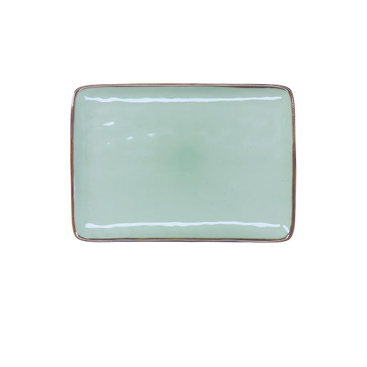 Vassoio rettangolare in porcellana di colore tè verde. Colori e forme moderne si mescolano con armonia ed elementi della tradizione. Dimensioni: cm 27 x 19 Materiali: Stoneware Lavabile in lavastoviglie Utilizzabile in microonde. In negozio e online su tuttochic.live