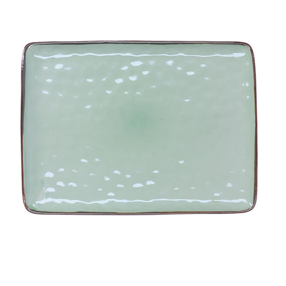 Vassoio rettangolare in porcellana di colore tè verde. Colori e forme moderne si mescolano con armonia ed elementi della tradizione. Dimensioni: cm 36 x 26,5 Materiali: Stoneware Lavabile in lavastoviglie. Utilizzabile in microonde. In negozio e online su tuttochic.live