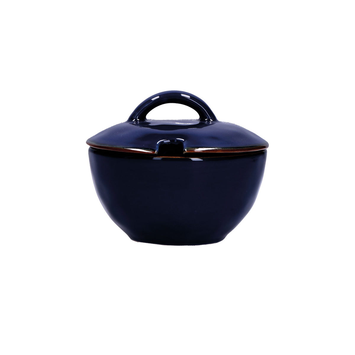 Zuccheriera con coperchio in porcellana di colore blu cobalto. Colori e forme moderne si mescolano con armonia ed elementi della tradizione. Dimensioni: Ø 11 cm, 250 cc Materiali: Stoneware Lavabile in lavastoviglie Utilizzabile in microonde. In negozio e online su tuttochic.live