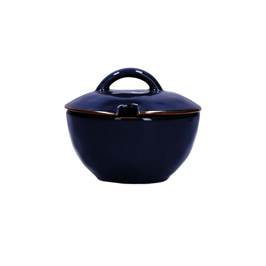 Zuccheriera con coperchio in porcellana di colore blu cobalto. Colori e forme moderne si mescolano con armonia ed elementi della tradizione. Dimensioni: Ø 11 cm, 250 cc Materiali: Stoneware Lavabile in lavastoviglie Utilizzabile in microonde. In negozio e online su tuttochic.live