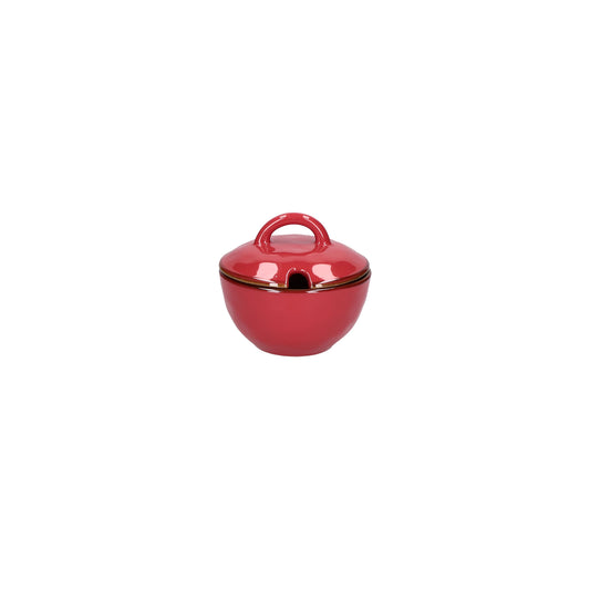 Zuccheriera con coperchio in porcellana di colore rosso corallo. Colori e forme moderne si mescolano con armonia ed elementi della tradizione. Dimensioni: Ø 11 cm, 250 cc. In negozio e online su tuttochic.live