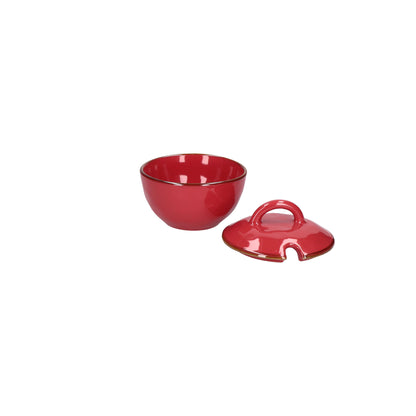 Zuccheriera con coperchio in porcellana di colore rosso corallo. Colori e forme moderne si mescolano con armonia ed elementi della tradizione. Dimensioni: Ø 11 cm, 250 cc. In negozio e online su tuttochic.live