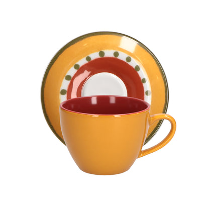 Set 6 tazze da tè gialla con piatto in porcellana decorata. Capacità: cc 180 Cottage è una collezione perfetta per la stagione autunnale. Il trattamento pittorico e i colori caldi della terra rimandano alle campagne tipiche del mediterraneo. Utilizzabile in lavastoviglie e microonde. In negozio e online su tuttochic.live