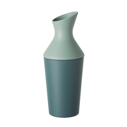 Brocca in Repet (materia prima realizzata con il recupero di imballaggi in plastica post consumo). Dimensione: cm.12 x 12 x h 30. Capacità: lt. 1,50 Colore: ottanio. Peso: 520 gr. Made in Italy. In negozio e online su tuttochic.live