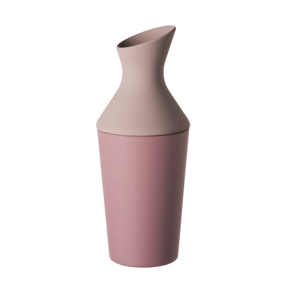 Brocca in Repet (materia prima realizzata con il recupero di imballaggi in plastica post consumo). Dimensione: cm.12 x 12 x h 30. Capacità: lt. 1,50 Colore: rosa. Peso: 520 gr. Made in Italy. In negozio e online su tuttochic.live
