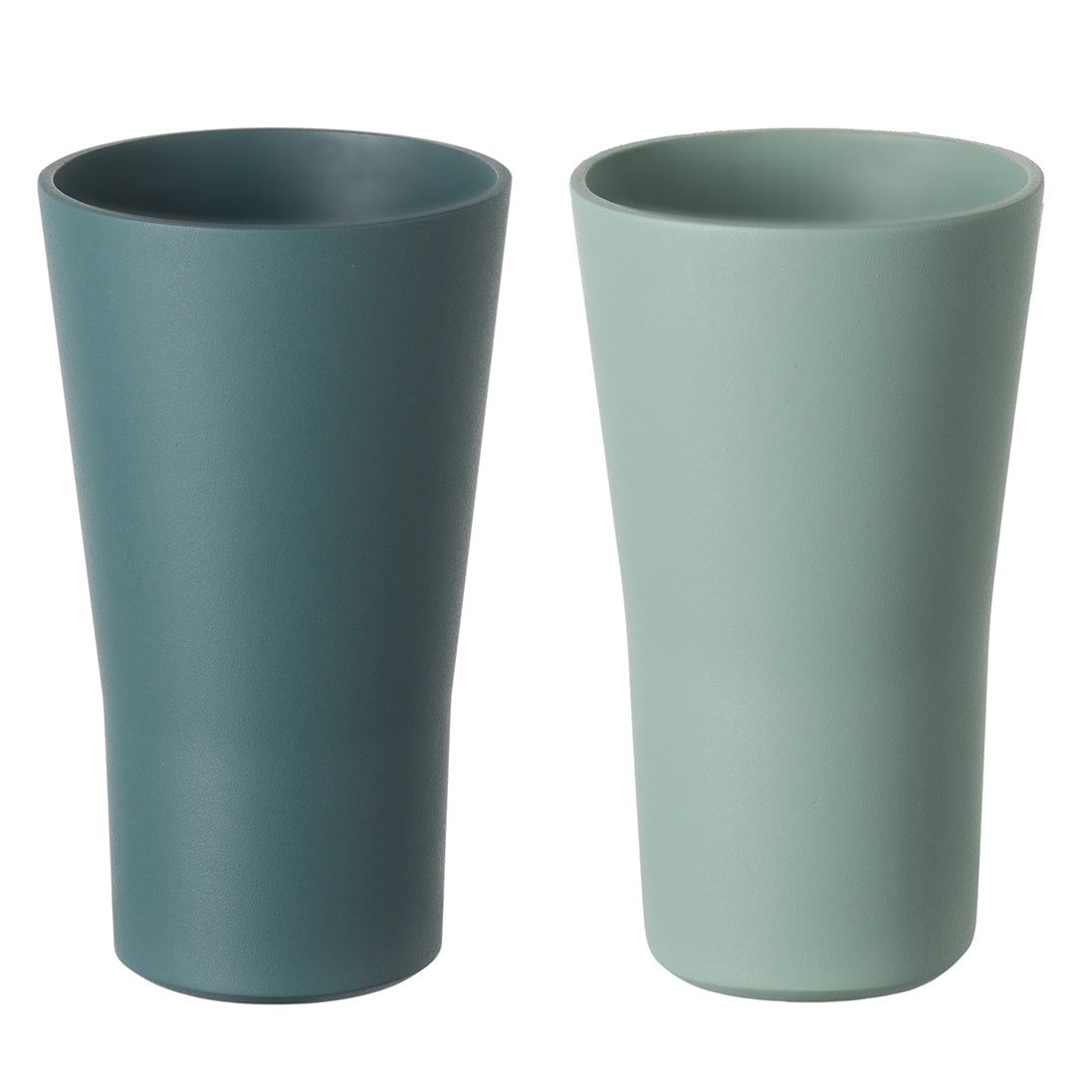 Set di 2 bicchieri da bibita in Repet (materia prima realizzata con il recupero di imballaggi in plastica post consumo). Dimensione: cm.8,6 x 8,6 x h 14,4. Capacità: lt. 0,44 Colore: ottanio. Peso: 138 gr. (singolo). Made in Italy. In negozio e online su tuttochic.live