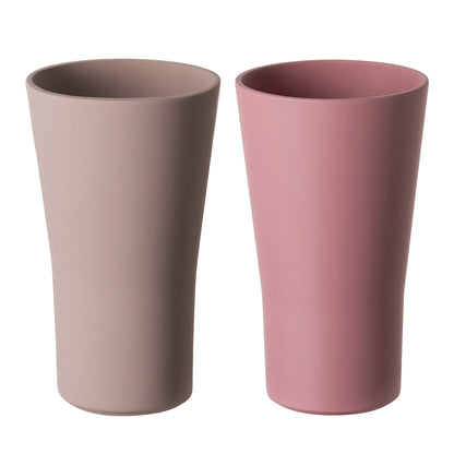 Set di 2 bicchieri da bibita in Repet (materia prima realizzata con il recupero di imballaggi in plastica post consumo). Dimensione: cm.8,6 x 8,6 x h 14,4. Capacità: lt. 0,44 Colore: rosa. Peso: 138 gr. (singolo). Made in Italy. In negozio e online su tuttochic.live