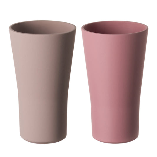 Set di 2 bicchieri da bibita in Repet (materia prima realizzata con il recupero di imballaggi in plastica post consumo). Dimensione: cm.8,6 x 8,6 x h 14,4. Capacità: lt. 0,44 Colore: rosa. Peso: 138 gr. (singolo). Made in Italy. In negozio e online su tuttochic.live