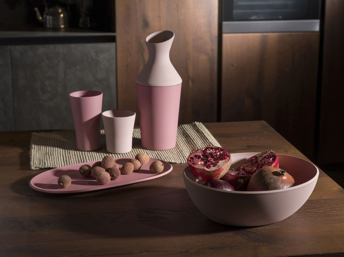 Brocca in Repet (materia prima realizzata con il recupero di imballaggi in plastica post consumo). Dimensione: cm.12 x 12 x h 30. Capacità: lt. 1,50 Colore: rosa. Peso: 520 gr. Made in Italy. In negozio e online su tuttochic.live