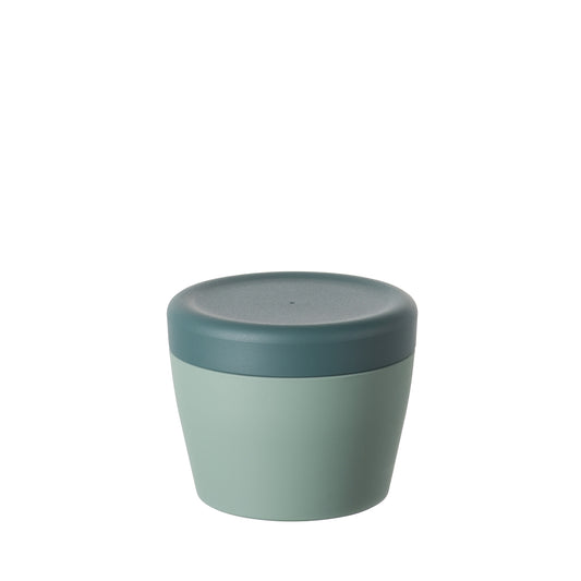Barattolo contenitore in Repet (materia prima è realizzata con il recupero di imballaggi in plastica post consumo). Dimensione: cm.12 x 12 x h 10. Capacità: lt. 0,50 Colore: ottanio. Made in Italy. In negozio e online su tuttochic.live