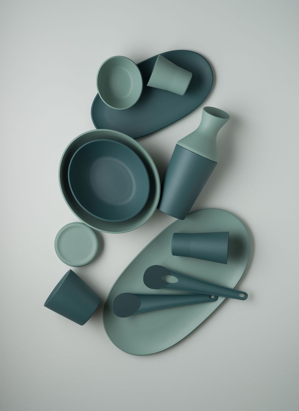 Brocca in Repet (materia prima realizzata con il recupero di imballaggi in plastica post consumo). Dimensione: cm.12 x 12 x h 30. Capacità: lt. 1,50 Colore: ottanio. Peso: 520 gr. Made in Italy. In negozio e online su tuttochic.live