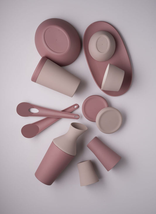 Set di 2 posate da insalata in Repet (materia prima realizzata con il recupero di imballaggi in plastica post consumo). Dimensione: cm. 28,5 x 6,7 x h 4 Peso: 115 gr.  Colore: rosa Made in Italy. In negozio e online su tuttochic.live