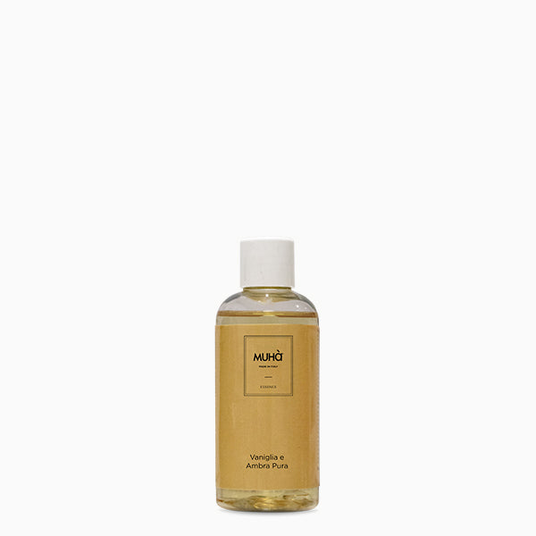 Ricarica per profumatore d'ambiente 100 ml. Info sulla fragranza VANIGLIA E AMBRA PURA La morbida nota calda della mirra richiama alla mente atmosfere lontane e mistiche unita all'energia dell’arancio amaro, svelano un cuore di talco seducente su sentori di vaniglia, ambra e sandalo. In negozio e online su tuttochic.live