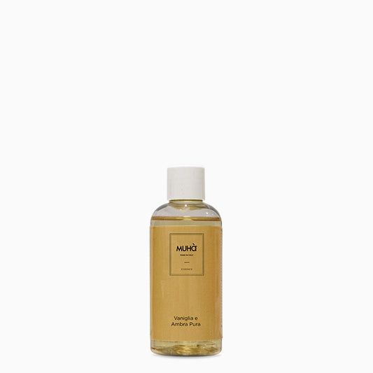 Ricarica per profumatore d'ambiente 100 ml. Info sulla fragranza VANIGLIA E AMBRA PURA La morbida nota calda della mirra richiama alla mente atmosfere lontane e mistiche unita all'energia dell’arancio amaro, svelano un cuore di talco seducente su sentori di vaniglia, ambra e sandalo. In negozio e online su tuttochic.live
