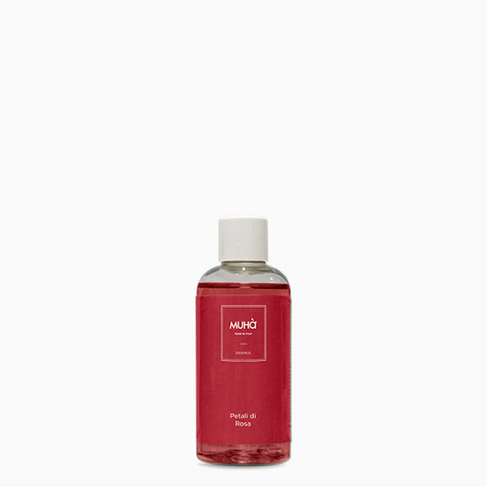 fragranza Petali di Rosa. Regina dei fiori. La fragranza con un gioco di petali sinuosi e vellutati, con note di gelsomino, lillà, rosa damascenia, fiori di garofano, mughetto e sfumature di vaniglia. In negozio e online su tuttochic.live