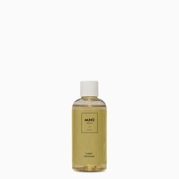 Ricarica per profumatore d'ambiente 200 ml. fragranza LEGNI ORIENTALI Fresche note che evocano il dolce ritmo delle spumose onde del mare mosse dal vento salmastro. Fragranza che porta alla mente il profumo dolce del sale, con note di fondo tipiche del legno di cedro e del sandalo. In negozio e online su tuttochic.live