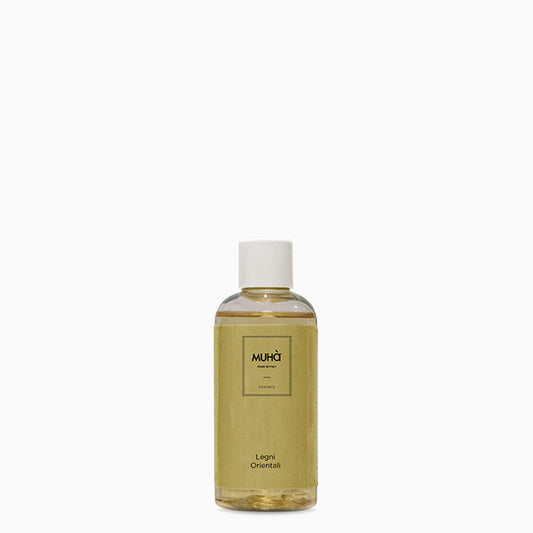 Ricarica per profumatore d'ambiente 200 ml. fragranza LEGNI ORIENTALI Fresche note che evocano il dolce ritmo delle spumose onde del mare mosse dal vento salmastro. Fragranza che porta alla mente il profumo dolce del sale, con note di fondo tipiche del legno di cedro e del sandalo. In negozio e online su tuttochic.live