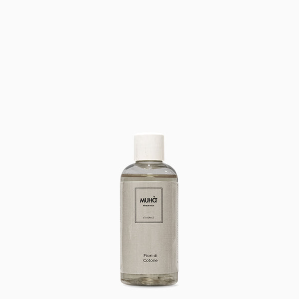 Ricarica per profumatore d'ambiente 100 ml. Info sulla fragranza FIORI DI COTONE. Fragranza delicata e soave con note di bergamotto unite ad un cuore fiorito di mughetto, vaniglia, ylang ylang e rosa. Note di fondo con fave di tonka, vaniglia, ambra e sandalo. In negozio e online su tuttochic.live