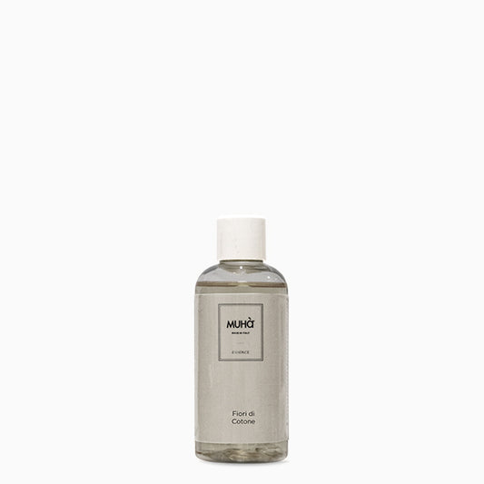 Ricarica per profumatore d'ambiente 100 ml. Info sulla fragranza FIORI DI COTONE. Fragranza delicata e soave con note di bergamotto unite ad un cuore fiorito di mughetto, vaniglia, ylang ylang e rosa. Note di fondo con fave di tonka, vaniglia, ambra e sandalo. In negozio e online su tuttochic.live
