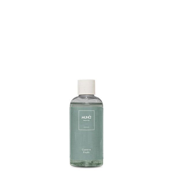 Ricarica per profumatore d'ambiente 100 ml. Info sulla fragranza Cuoio e Frutti Fragranza intensa, calda e legnosa miscelata con cuoio e zafferano unita a profumi fruttati come lampone, mirtillo e pera, arricchita da fiori di tagete. In negozio e online su tuttochic.live