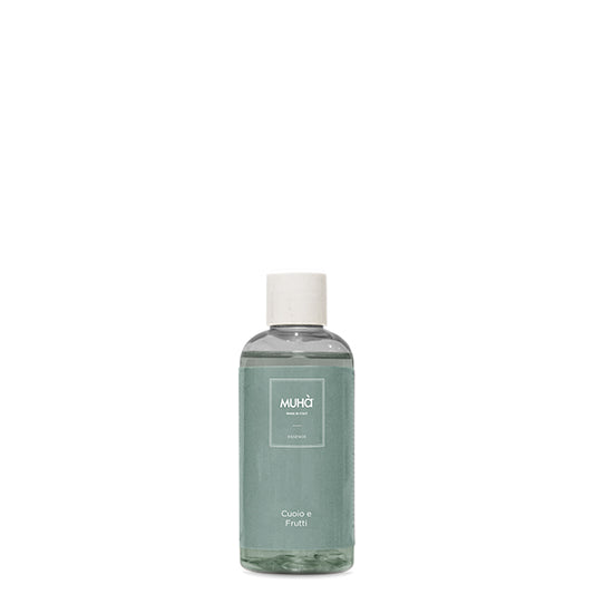 Ricarica per profumatore d'ambiente 100 ml. Info sulla fragranza Cuoio e Frutti Fragranza intensa, calda e legnosa miscelata con cuoio e zafferano unita a profumi fruttati come lampone, mirtillo e pera, arricchita da fiori di tagete. In negozio e online su tuttochic.live