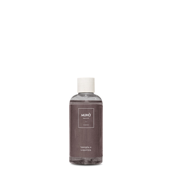 Ricarica per profumatore d'ambiente 100 ml. Info sulla fragranza VANIGLIA E LIQUIRIZIA. La combinazione della liquirizia nera con la delicatezza della vaniglia accompagnata da note di cocco, fieno greco e legno di guaiaco rigenerano lo spirito e  l’aria con un’ aroma penetrante. In negozio e online su tuttochic.live