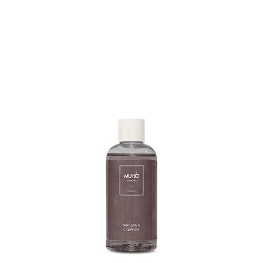 Ricarica per profumatore d'ambiente 100 ml. Info sulla fragranza VANIGLIA E LIQUIRIZIA. La combinazione della liquirizia nera con la delicatezza della vaniglia accompagnata da note di cocco, fieno greco e legno di guaiaco rigenerano lo spirito e  l’aria con un’ aroma penetrante. In negozio e online su tuttochic.live