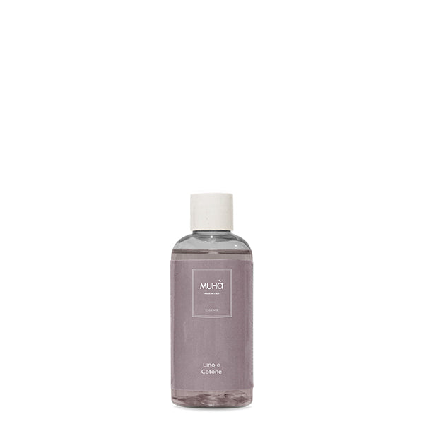 Ricarica per profumatore d'ambiente 100 ml. Lino e Cotone Fragranza intensa, semplice e raffinata ispirata al profumo di pulito. Le note di Alghe marine, petali di rosa, lavanda, sandalo e muschi di quercia ricordano le bianche lenzuola scaldate dal sole e asciugate al vento. In negozio e online su tuttochic.live