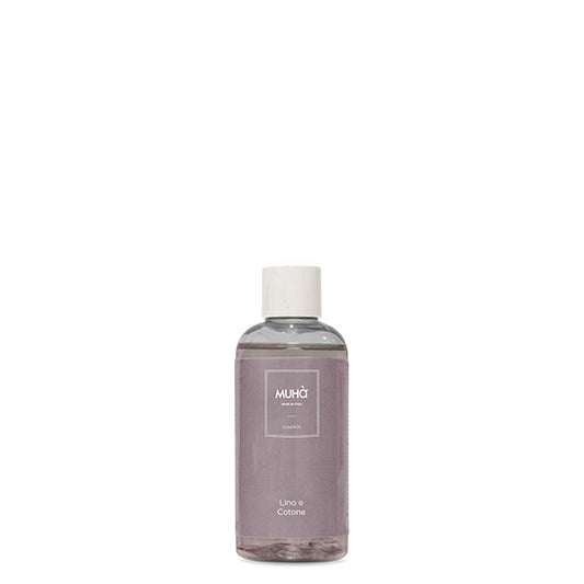 Ricarica per profumatore d'ambiente 100 ml. Lino e Cotone Fragranza intensa, semplice e raffinata ispirata al profumo di pulito. Le note di Alghe marine, petali di rosa, lavanda, sandalo e muschi di quercia ricordano le bianche lenzuola scaldate dal sole e asciugate al vento. In negozio e online su tuttochic.live