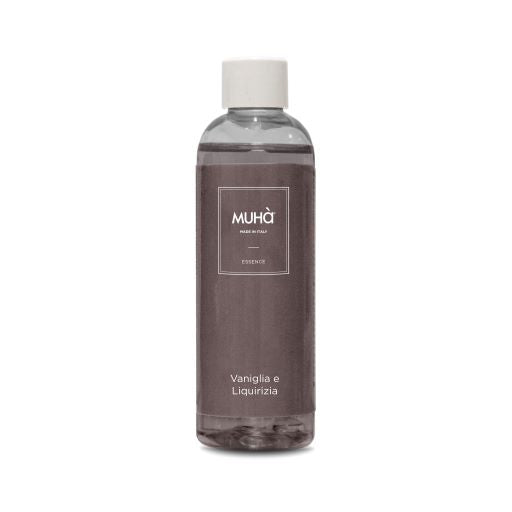Ricarica per profumatore d'ambiente 200 ml. Info sulla fragranza VANIGLIA E LIQUIRIZIA. La combinazione della liquirizia nera con la delicatezza della vaniglia accompagnata da note di cocco, fieno greco e legno di guaiaco rigenerano lo spirito e  l’aria con un’ aroma penetrante. In negozio e online su tuttochic.live