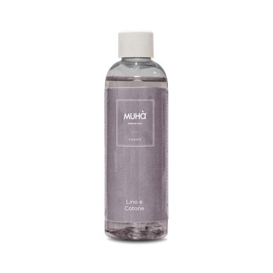 Ricarica per profumatore d'ambiente 200 ml. Lino e Cotone Fragranza intensa, semplice e raffinata ispirata al profumo di pulito. Le note di Alghe marine, petali di rosa, lavanda, sandalo e muschi di quercia ricordano le bianche lenzuola scaldate dal sole e asciugate al vento. In negozio e online su tuttochic.live