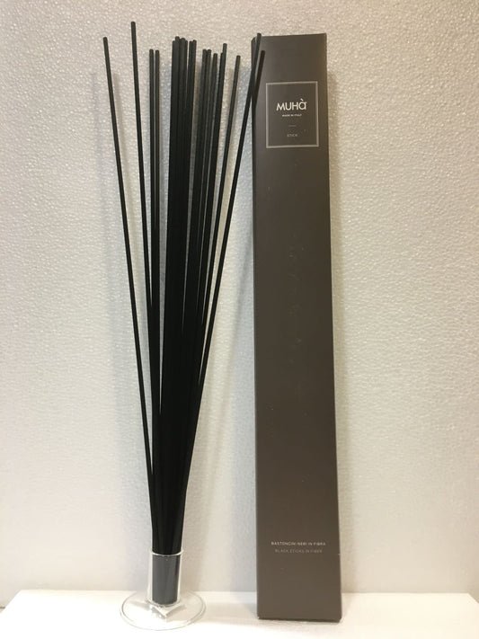Bastoncini in fibra neri per diffusori di profumo. Scegli quanti bastoncini utilizzare per dare all'ambiente l'intensità di profumo che preferisci. Più bastoncini vengono utilizzati più il profumo è intenso e si diffonde rapidamente. Set di 20 pezzi da 4 mm di ø e lunghi 50 cm. In negozio e online su tuttochic.live