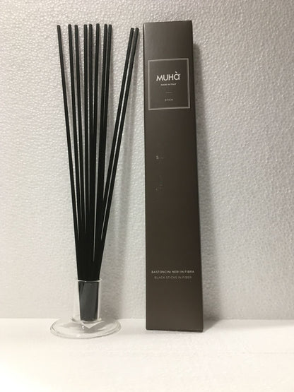 Bastoncini in fibra neri di ricambio per diffusori di profumo. Scegli quanti bastoncini utilizzare per dare all'ambiente l'intensità di profumo che preferisci. Più bastoncini vengono utilizzati più il profumo è intenso e l'essenza si diffonde rapidamente. Set di 6 pezzi da 4 cm di diametro e lunghi 27 cm