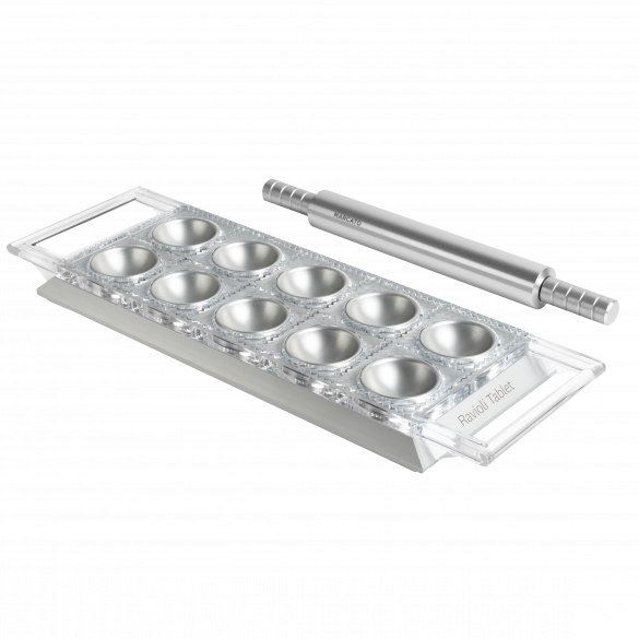 Tavoletta per Ravioli Argento Ravioli Tablet. La base è realizzata in solido alluminio anodizzato per alimenti. La superficie da taglio removibile è in policarbonato alimentare trasparente, facile da pulire e dal taglio sempre netto e preciso. Dimensioni: cm 33.8 × 12 × 2.7 h. In negozio e online su tuttochic.live