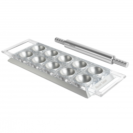 Tavoletta per Ravioli Argento Ravioli Tablet. La base è realizzata in solido alluminio anodizzato per alimenti. La superficie da taglio removibile è in policarbonato alimentare trasparente, facile da pulire e dal taglio sempre netto e preciso. Dimensioni: cm 33.8 × 12 × 2.7 h. In negozio e online su tuttochic.live