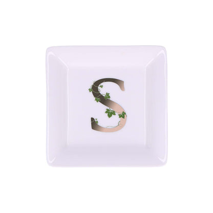 Piattino quadrato in porcellana "Adorato" con iniziale decorata. Dimensioni: cm 10 x 10 x h1,5 Lavare a mano.