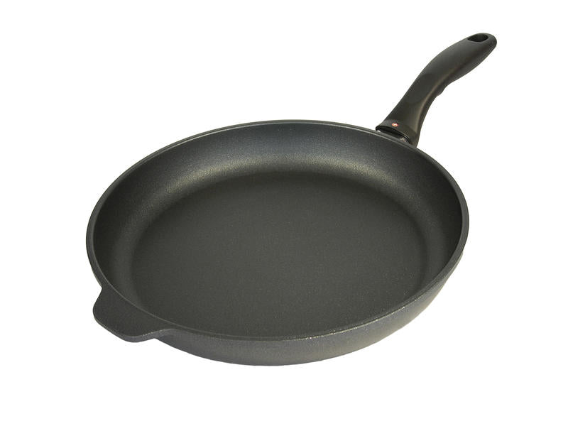 Padella in alluminio antiaderente con rivestimento diamantato per cucinare senza grassi Swiss Diamond. In negozio e online su tuttochic.live