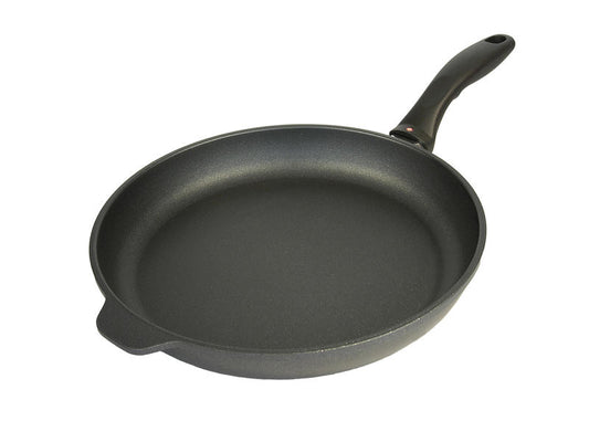 Padella in alluminio antiaderente con rivestimento diamantato per cucinare senza grassi Swiss Diamond. In negozio e online su tuttochic.live