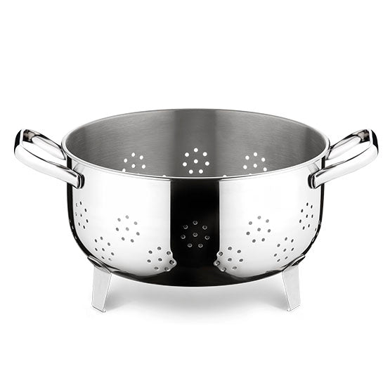 Colapasta in acciaio inox 18/10. Diametro cm 22 La linea SFIZIOSA è un connubio tra eleganza e funzionalità. La lucidatura a specchio all’esterno e la satinatura interna conferiscono raffinatezza, garantendo allo stesso tempo la massima igiene ed una incredibile facilità di pulizia. In negozio e online su tuttochic.live
